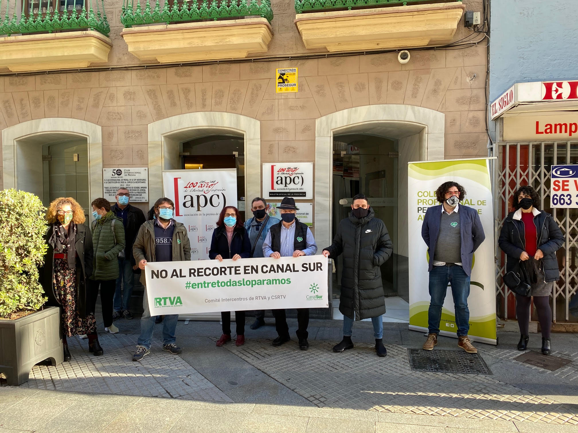 Colectivos de periodistas reclaman en Cádiz la paralización de los recortes en la RTVA