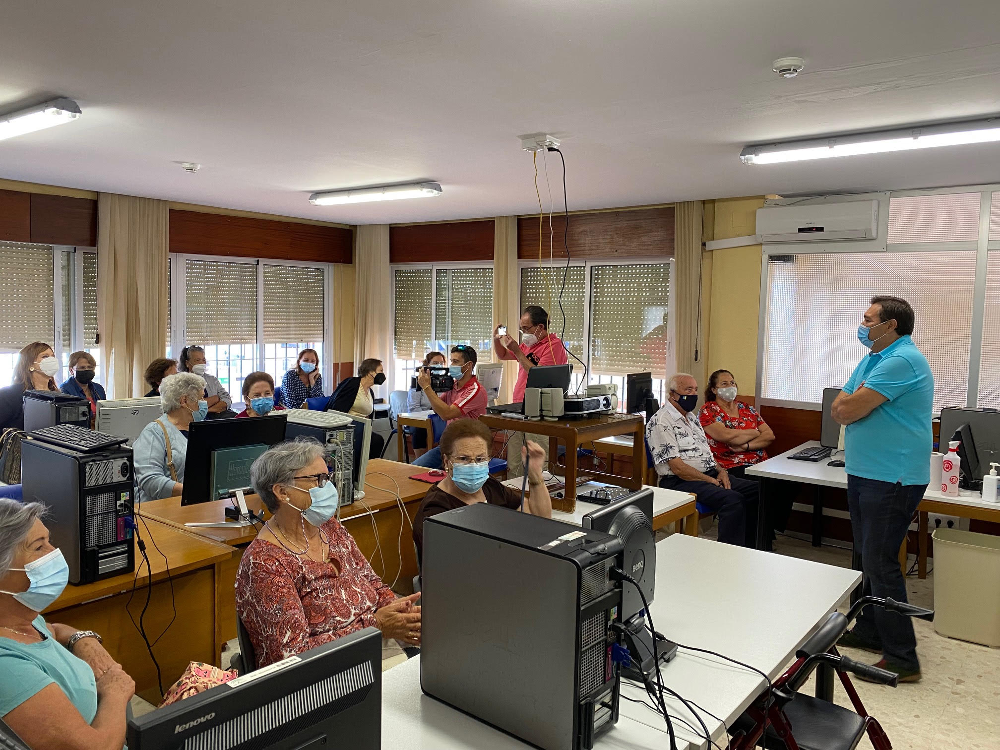 La alfabetización mediática llega a los centros de mayores de la mano de la APC