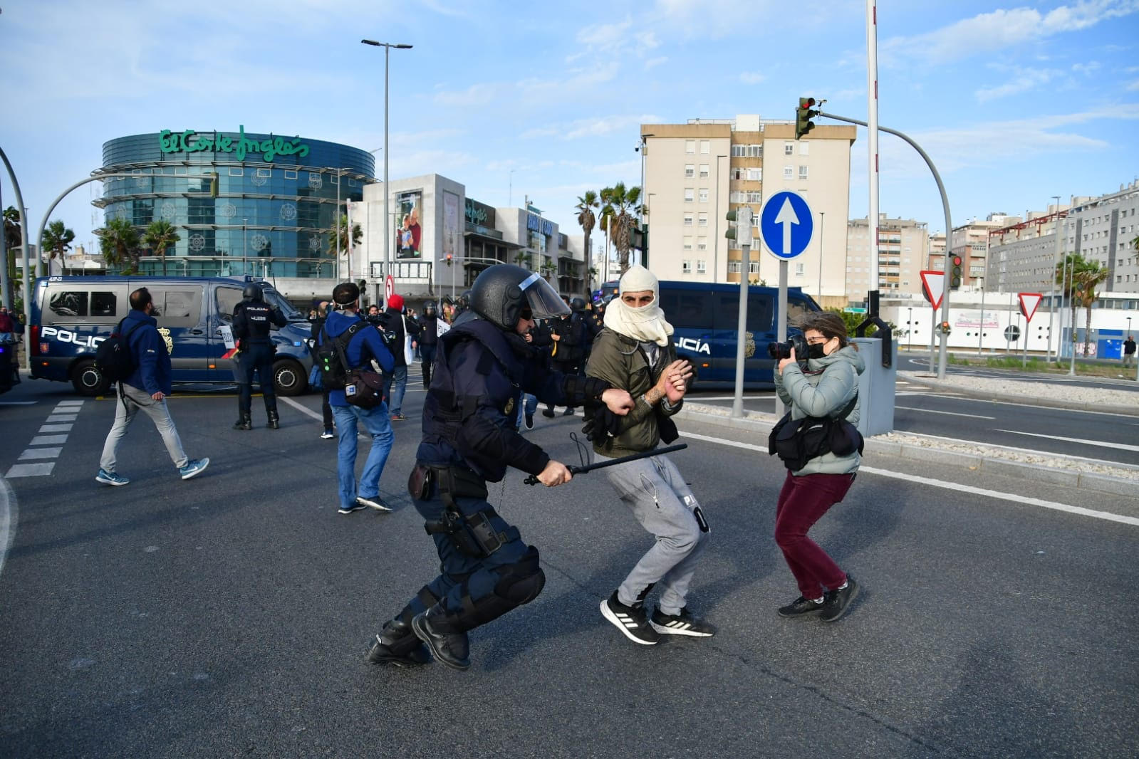 La APC y la Asociación de Fotoperiodistas de Cádiz reclaman más medidas de protección y seguridad por parte de las empresas y medios de comunicación