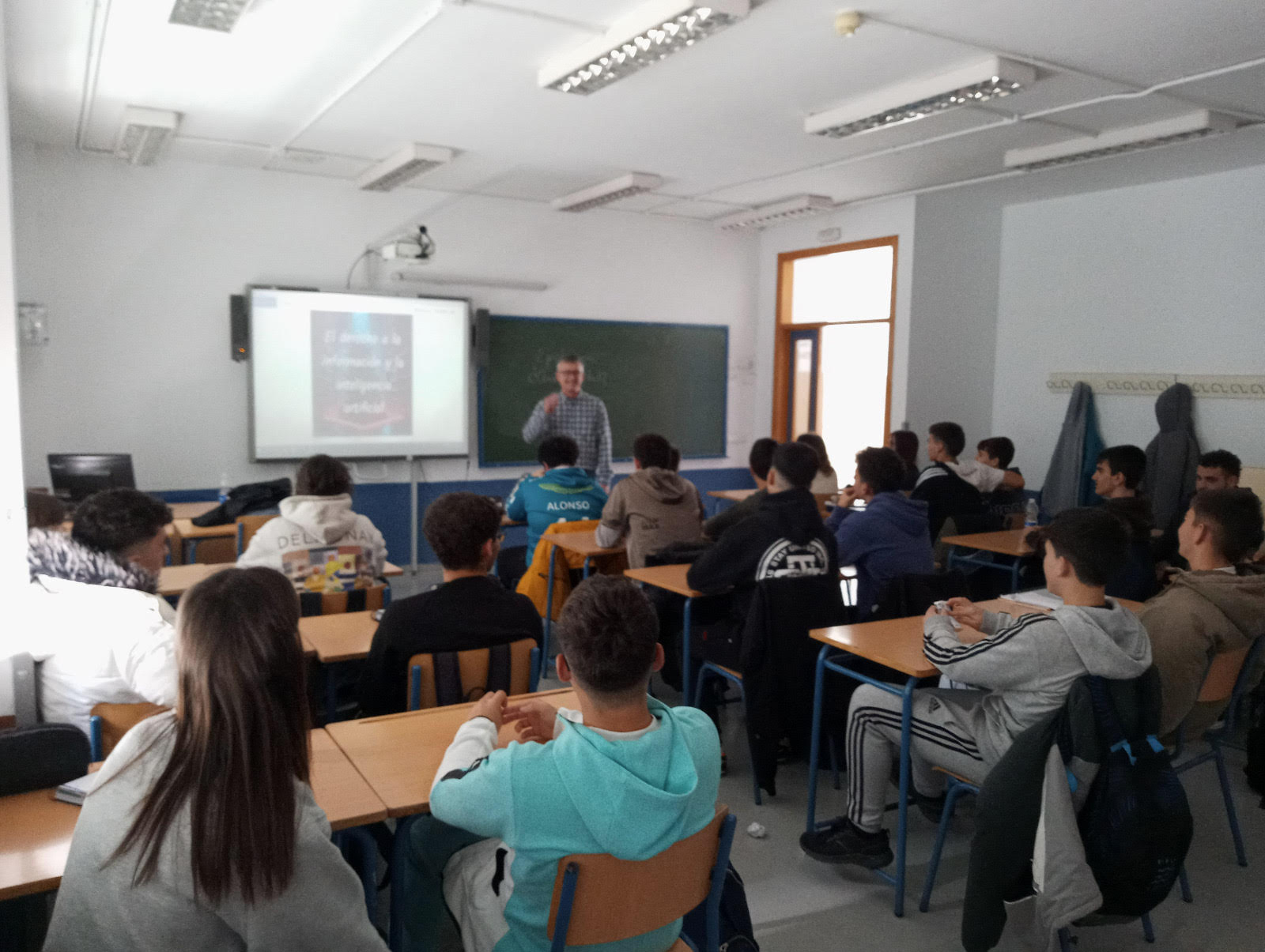 Periodistas de la APC imparten a jóvenes de Secundaria talleres sobre el Derecho a la Información y la inteligencia artificial