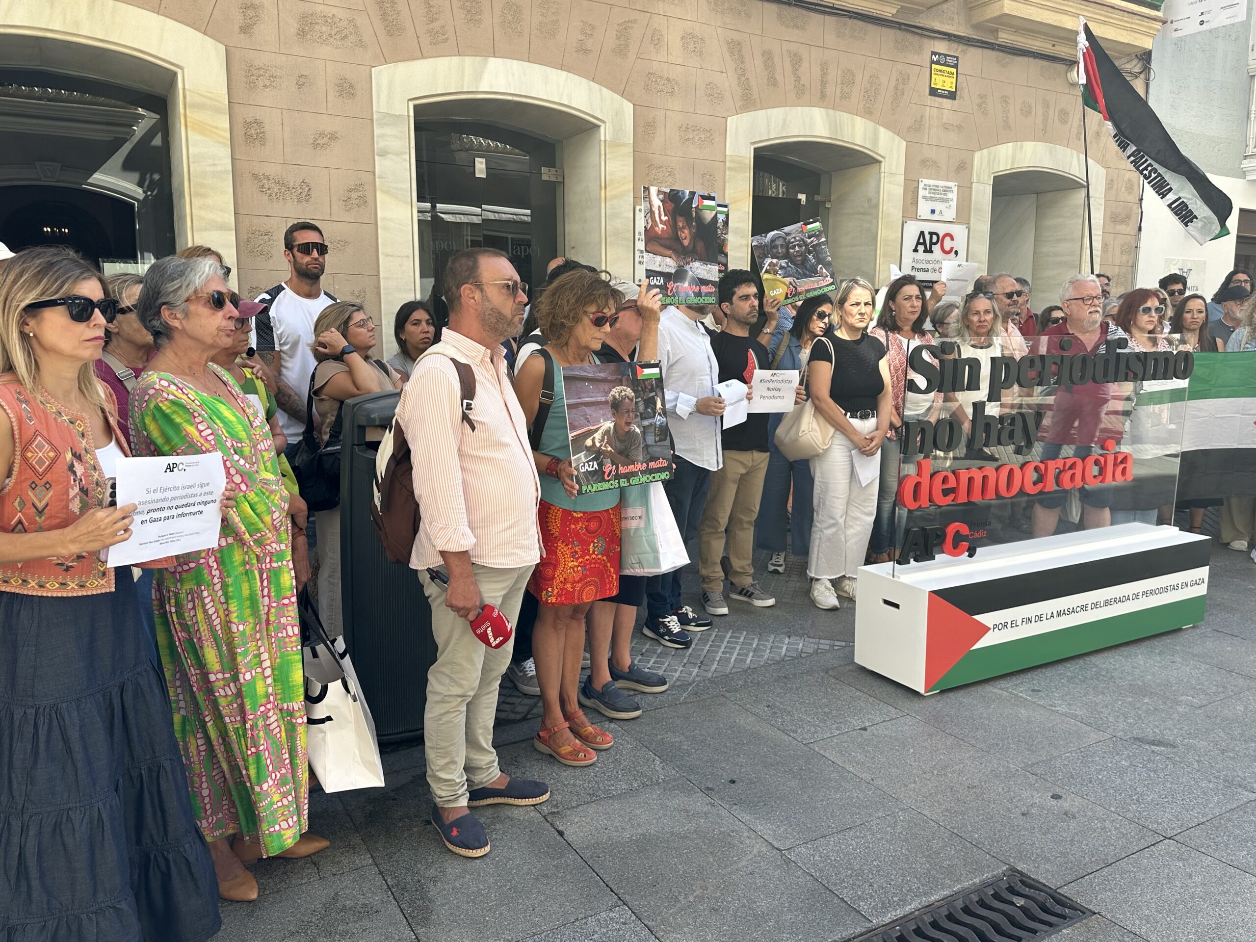 La Asociación de la Prensa de Cádiz guarda un minuto de silencio por los periodistas asesinados en Gaza
