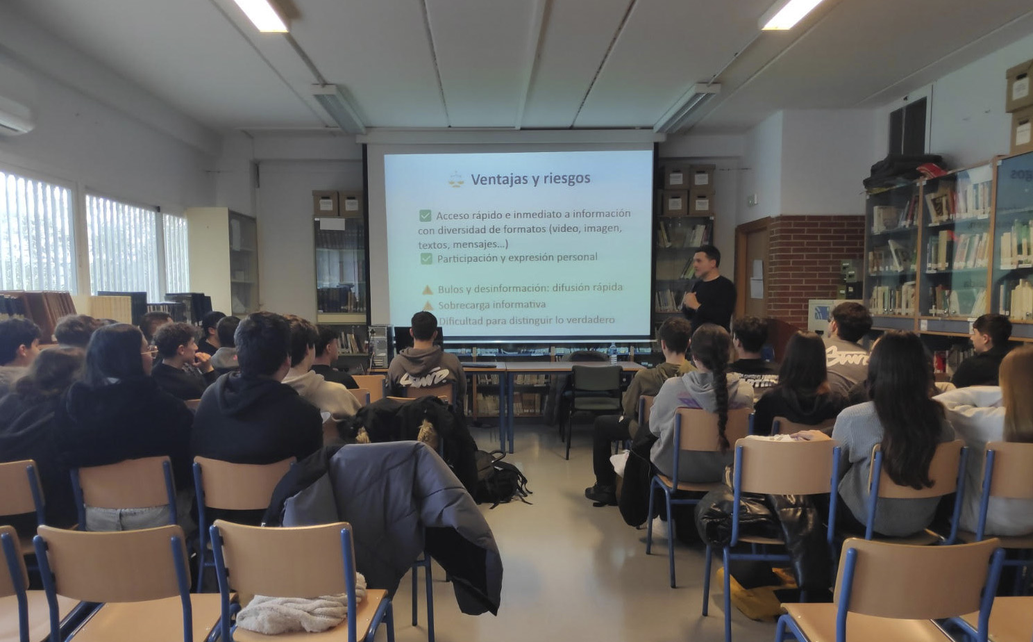 Periodistas gaditanos imparten formación en  Secundaria sobre la manipulación a través del móvil